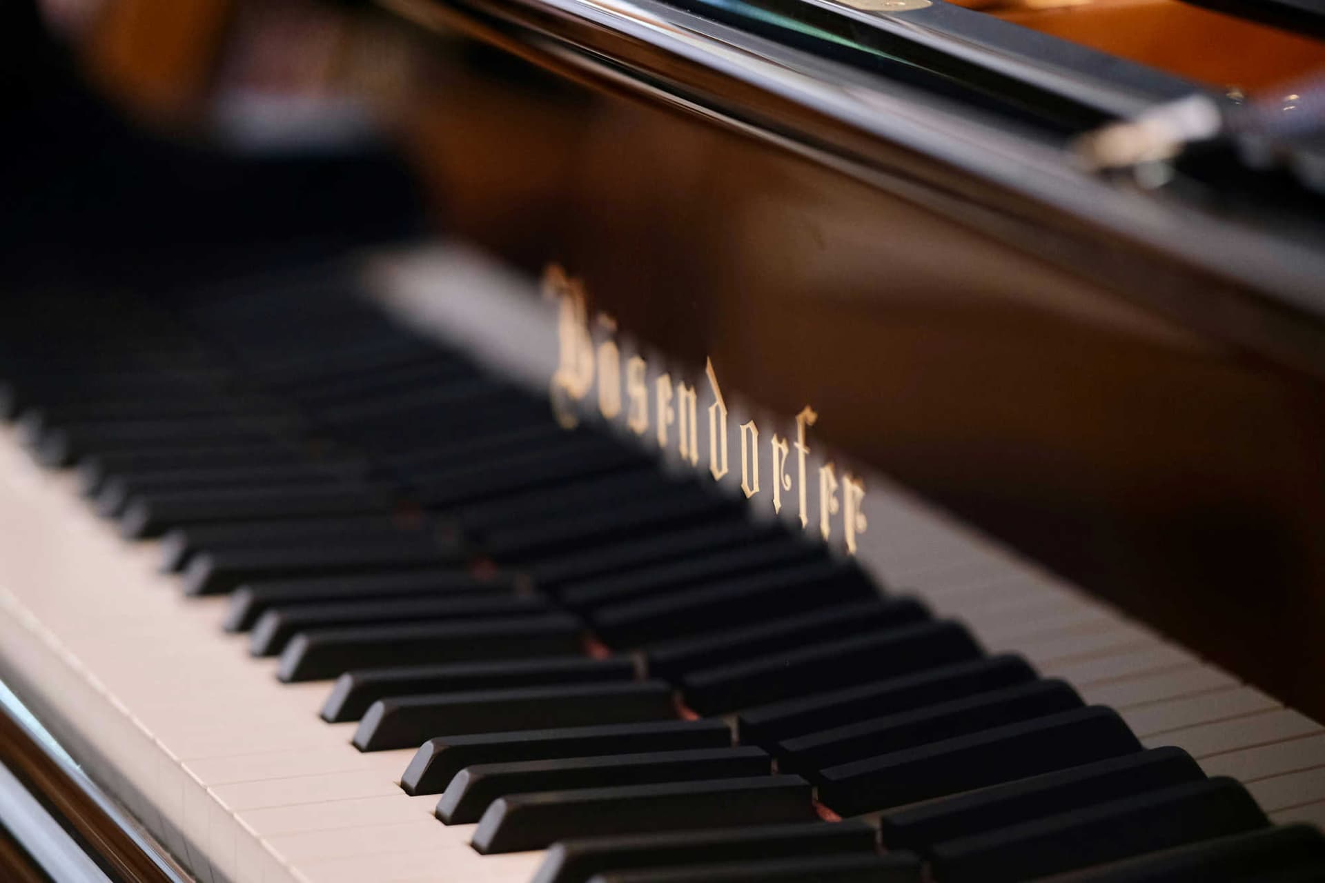 Nahaufnahme der Tastatur eines Bösendorfer Flügels mit goldenem Schriftzug