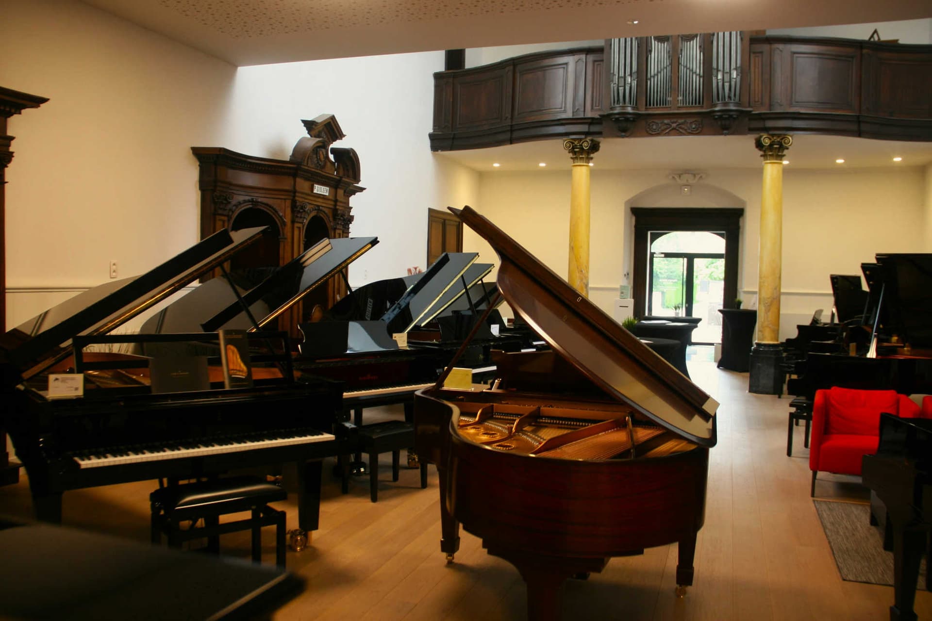 Showroom di un negozio di pianoforti con diversi pianoforti a coda