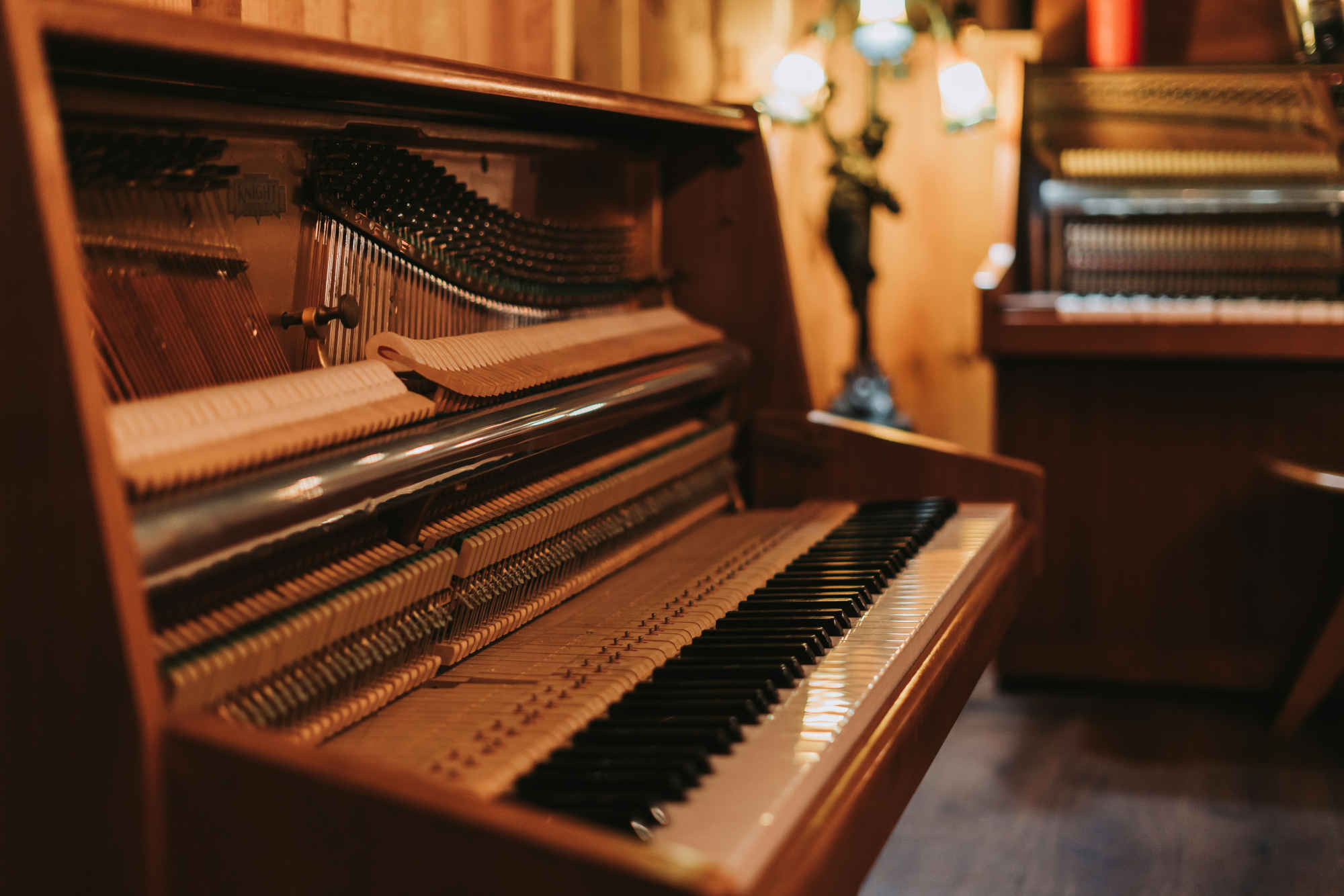 Geopende piano met zicht op snaren, hamers en mechaniek