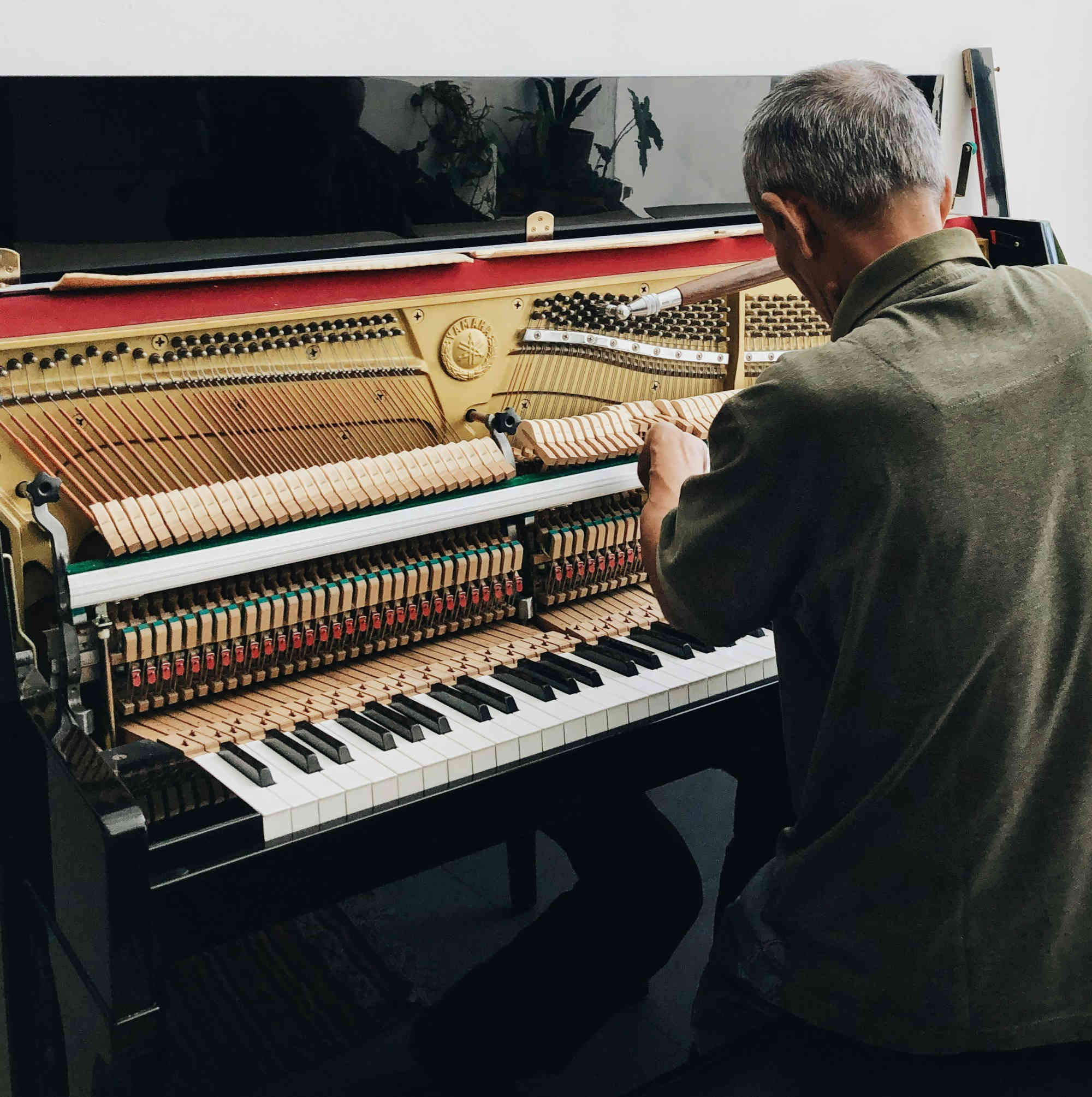 Pianostemmer stelt het mechaniek van een rechte piano af